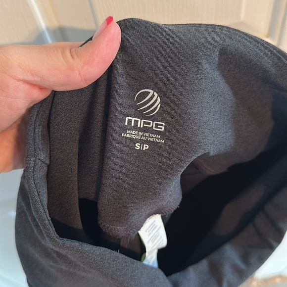 MPG Grey Athletic Capri leggings size small - Picture 4 of 4